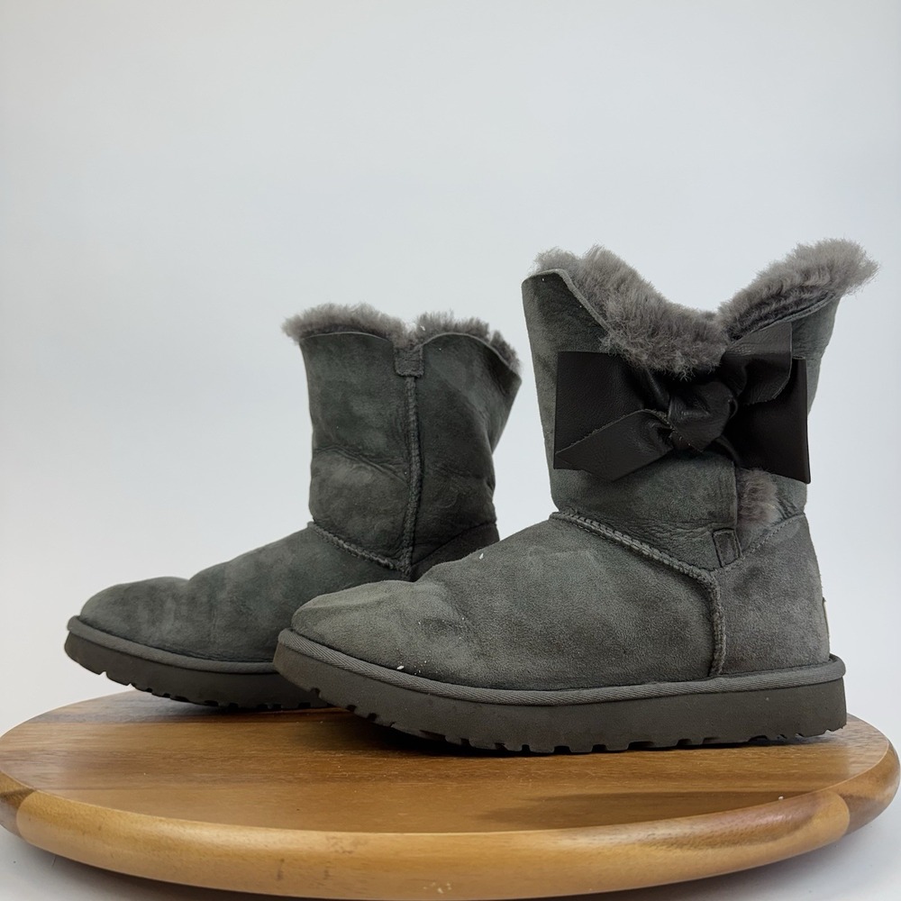 Womens Ugg Daelynn Gray Suede Pull On Mid Bow Accent Boots Booties Size 8 M GUC - Picture 2 of 8